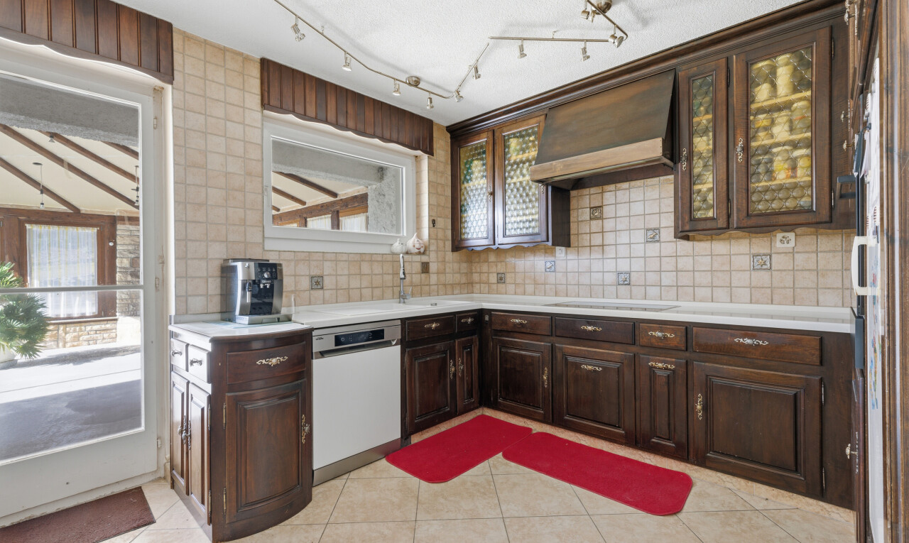 küche mit dark brown cabinets, dunkelbraune schränke, raised cabinets, hochgezogene schränke, und light countertops