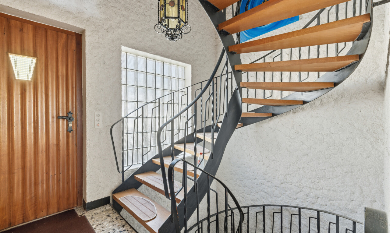 escaliers avec escaliers, lustre remarquable, mur texturé, et textured wall