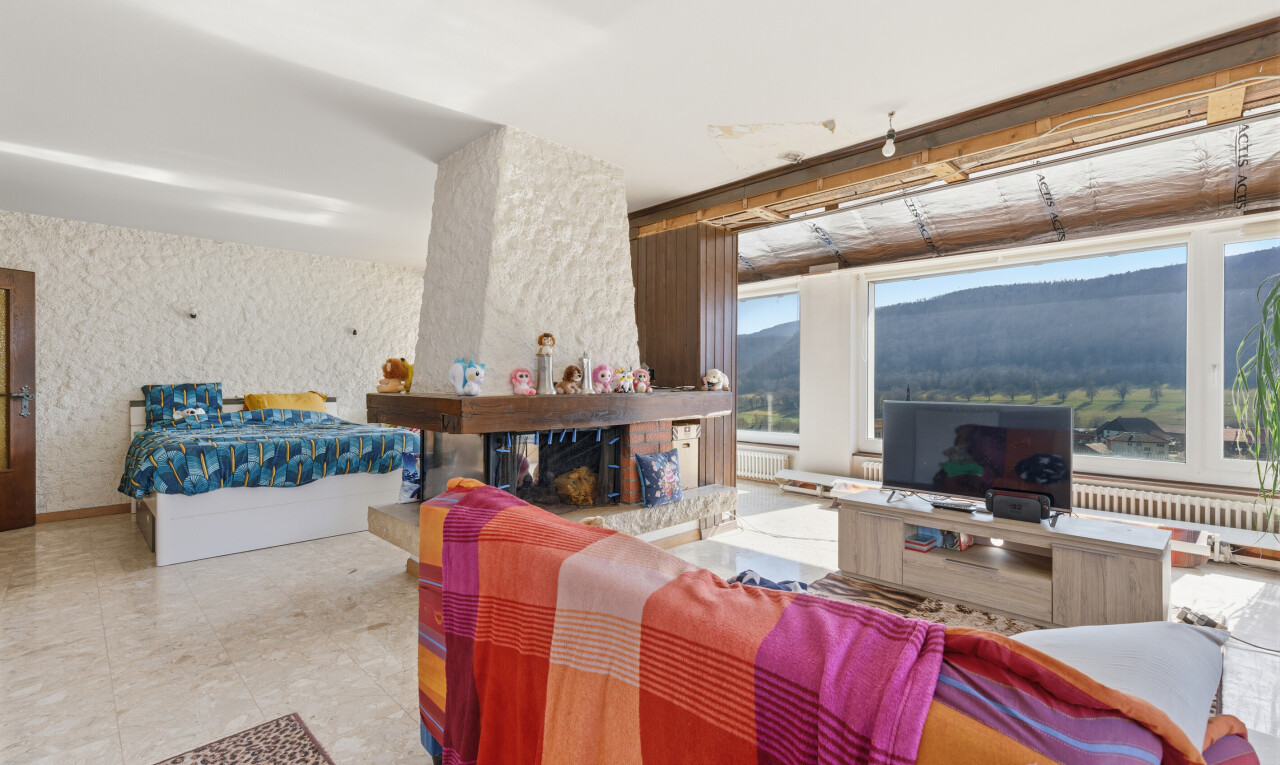wohnzimmer mit fernseher, inside property, kamin, wallpaper wall, und tapetenwand