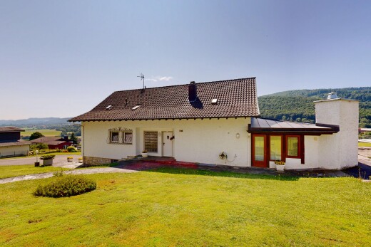 außenansicht mit schornstein, property visible, stuckverkleidung, rasen, und day time