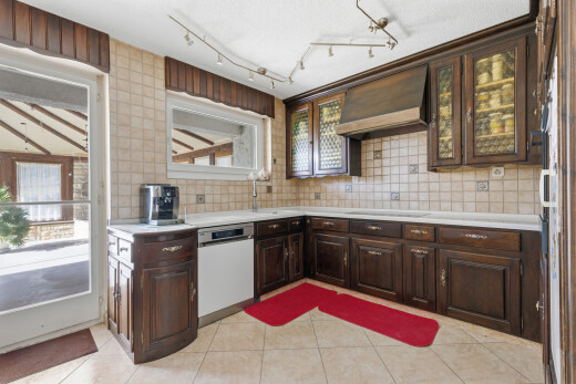 küche mit dark brown cabinets, dunkelbraune schränke, raised cabinets, hochgezogene schränke, und light countertops