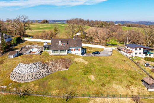 außenansicht mit terrasse, leeres grundstück, ländliche aussicht, rural view, und day time
