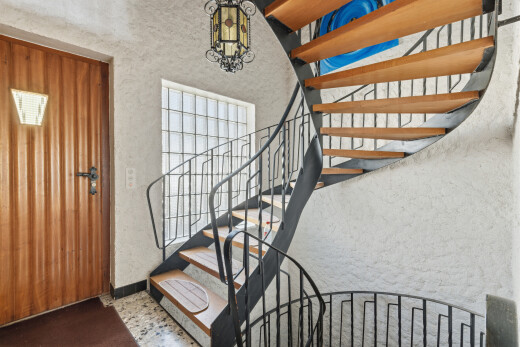 treppe mit treppen, bemerkenswerter kronleuchter, strukturierte wand, und textured wall