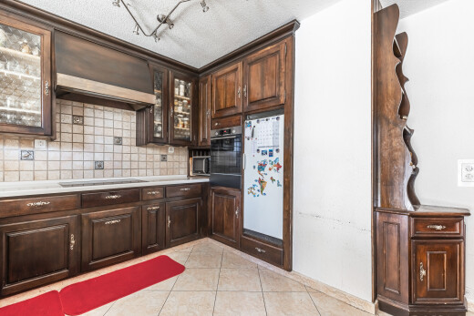 küche mit dark brown cabinets, dunkelbraune schränke, raised cabinets, hochgezogene schränke, und drywall