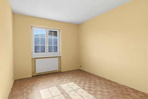 leerer raum mit kühler, inside property, natürliches licht, natural light, und light floor