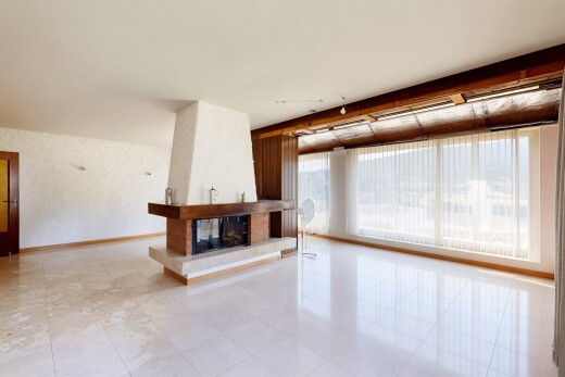 wohnzimmer mit natural light, natürliches licht, inside community, kamin, und baseboards wall