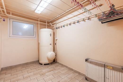 leerer raum mit light floor, inside community, keller, kühler, und sockelleisten