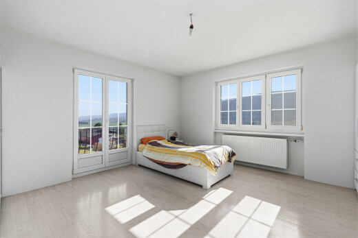 zimmer / schlafzimmer mit day time, kühler, gipskartonwand, drywall, und light floor