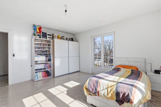 zimmer / schlafzimmer mit inside property, gipskartonwand, drywall, light floor, und day time