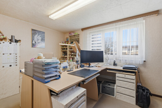 büro mit natural light, natürliches licht, bürobereich, fernseher, und inside property
