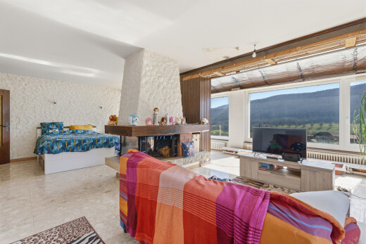 wohnzimmer mit fernseher, inside property, kamin, wallpaper wall, und tapetenwand