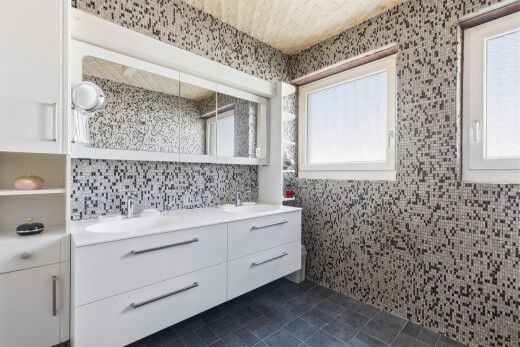 bad mit komplettes badezimmer, dark floor, doppelwaschtisch, inside property, und fliesenboden