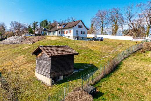 außenansicht mit zaun, außenansicht, day time, rasen, und property visible