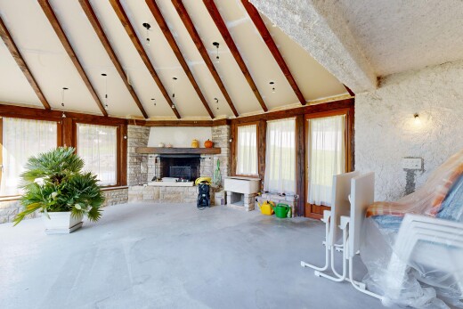 wohnzimmer mit balkendecke, beamed ceiling, kamin, inside property, und natürliches licht
