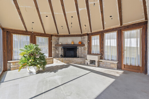 wohnzimmer mit hohe decke, high ceiling, kamin, natürliches licht, und natural light