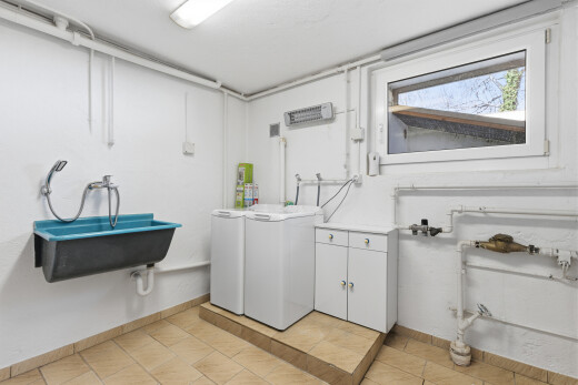 bad mit light floor, inside property, baseboards wall, sockelleisten, und natural light