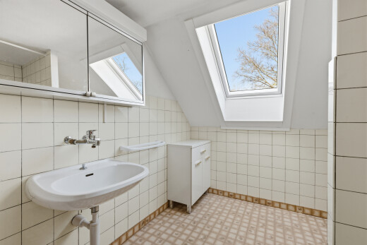 bad mit dachfenster, tile wall, fliesenwand, spiegel, und vaulted ceiling