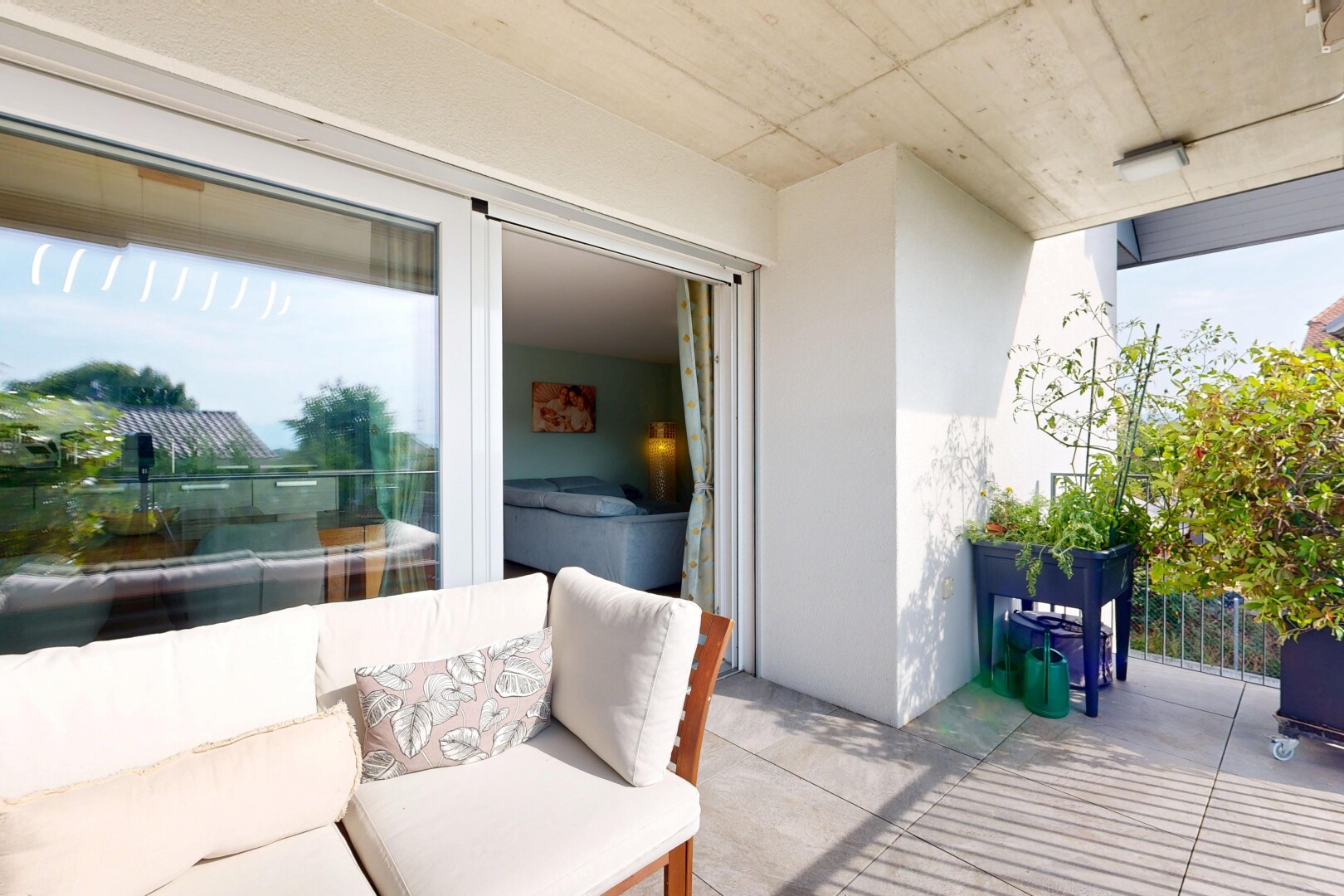 terrasse avec terrasse et espace de vie extérieur