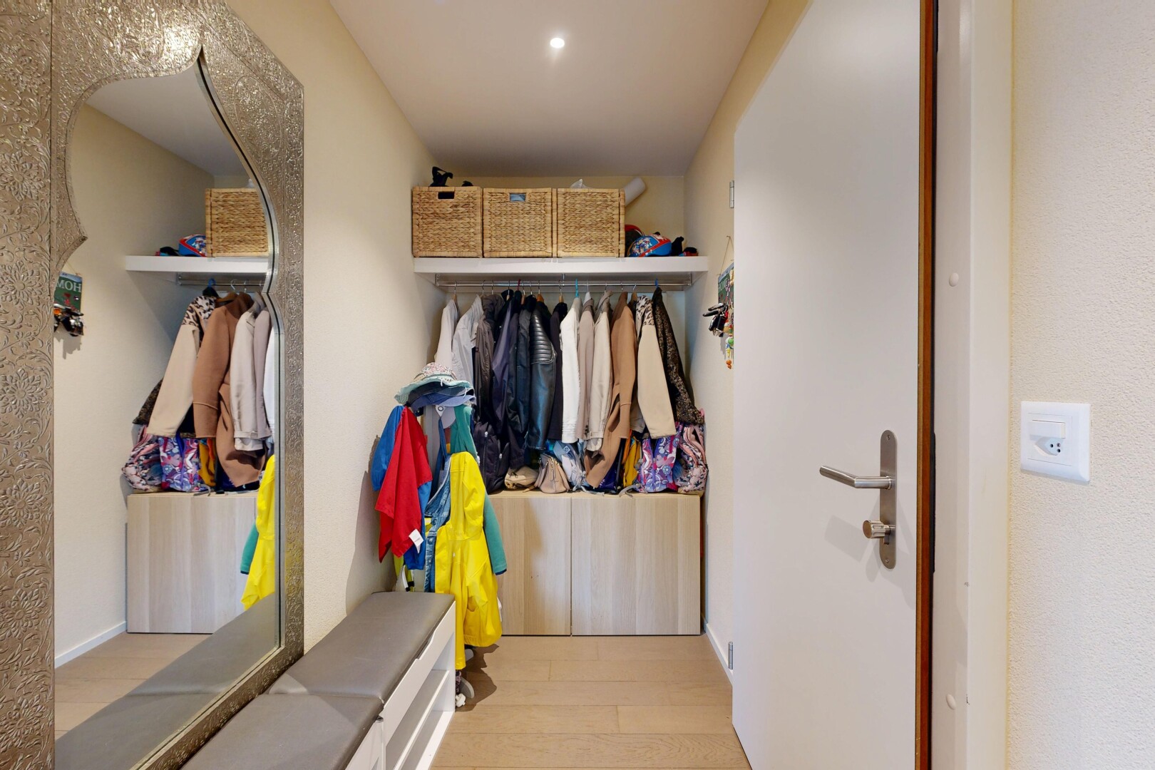 dressing avec éclairage encastré, wood finish floor, sol en finition bois, et light floor