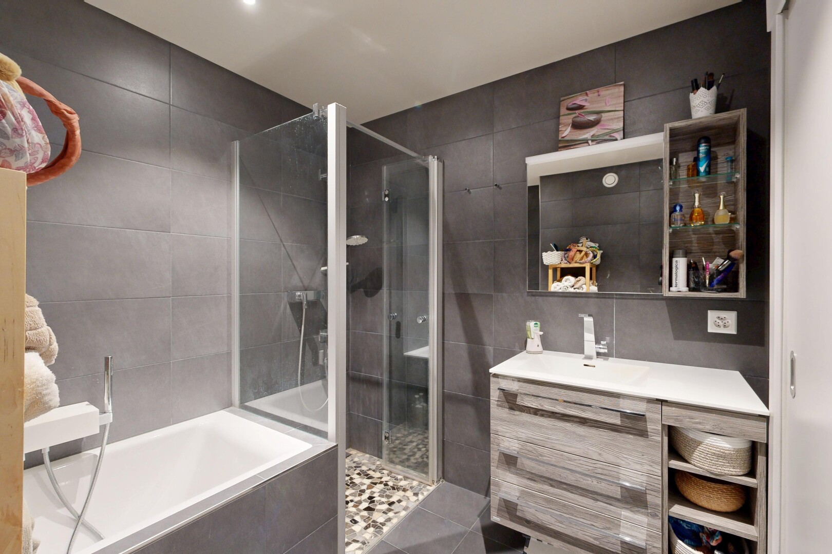 salle de bains avec tile wall, mur en carrelage, bain, douche, et salle de bain complète