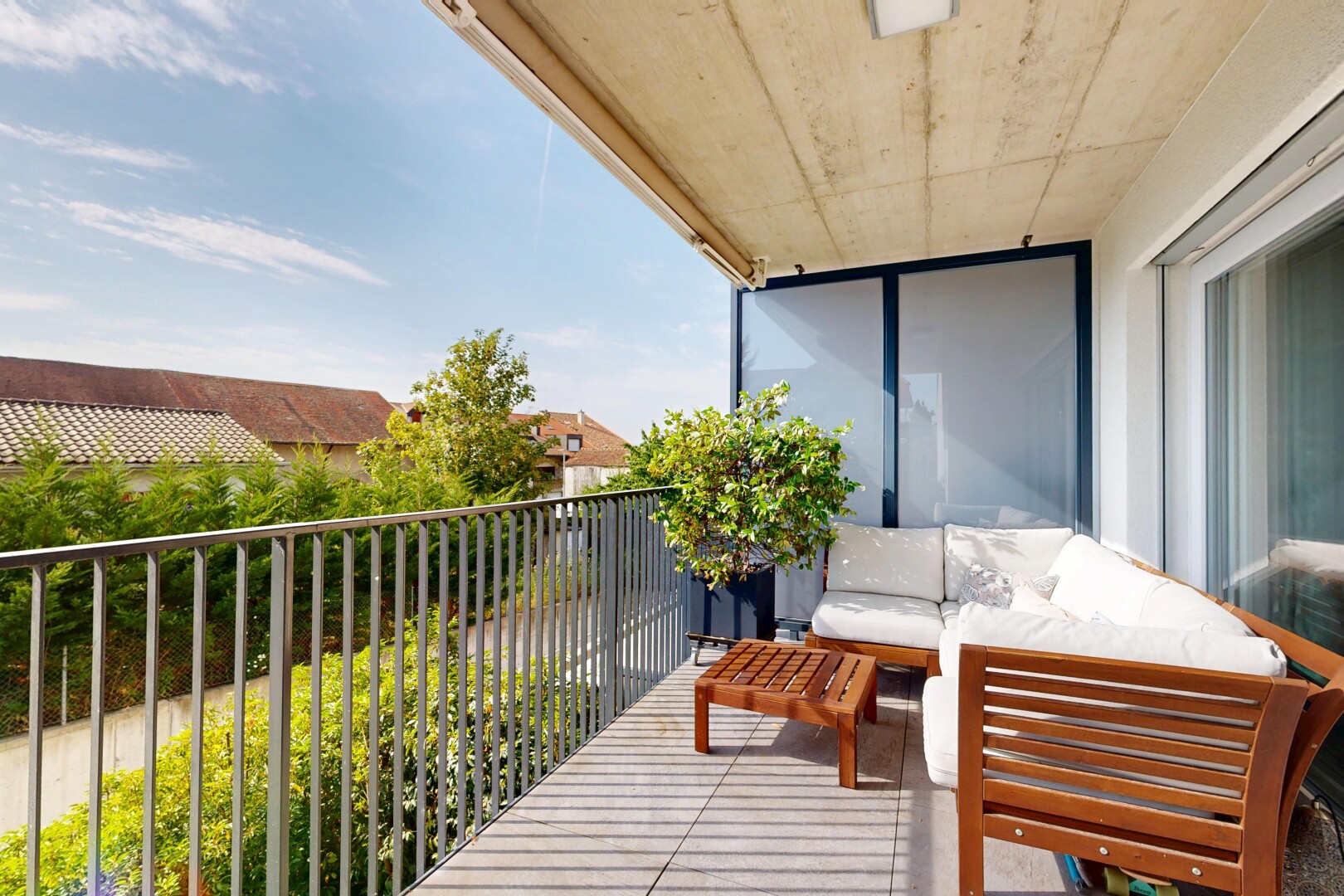 balcon avec balcon, day time, espace de vie extérieur, et from property