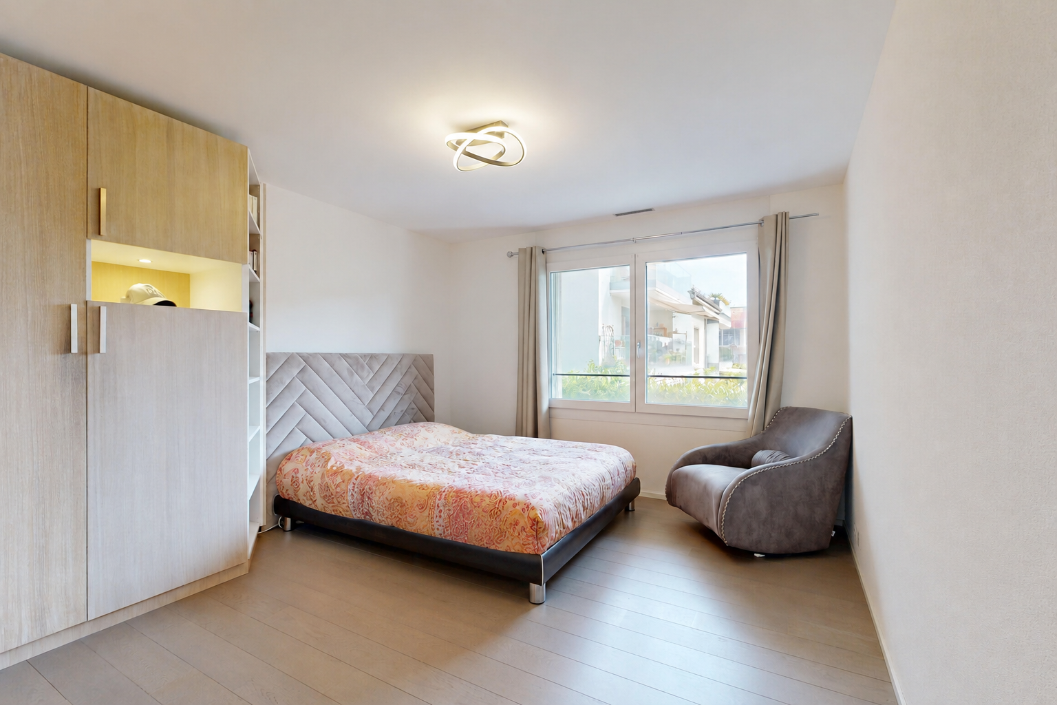 chambre avec inside property, drywall, cloison sèche, wood finish floor, et sol en finition bois