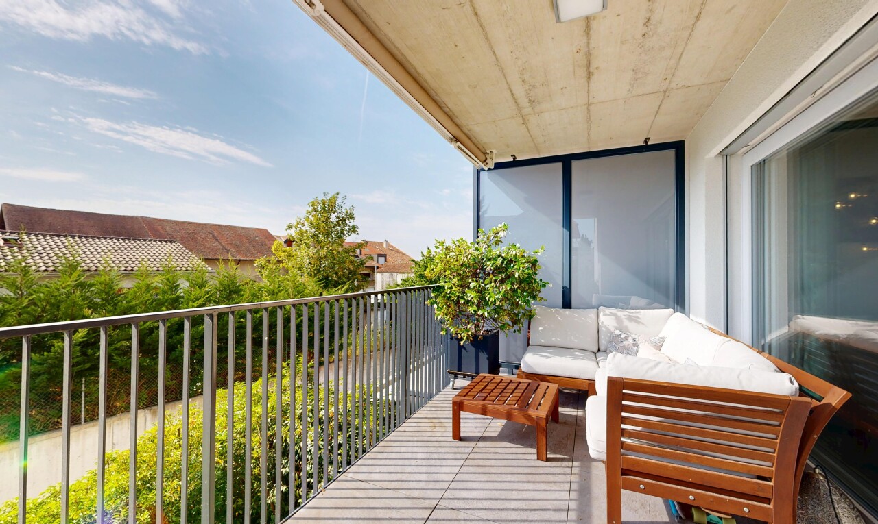balcon avec balcon, day time, espace de vie extérieur, et from property