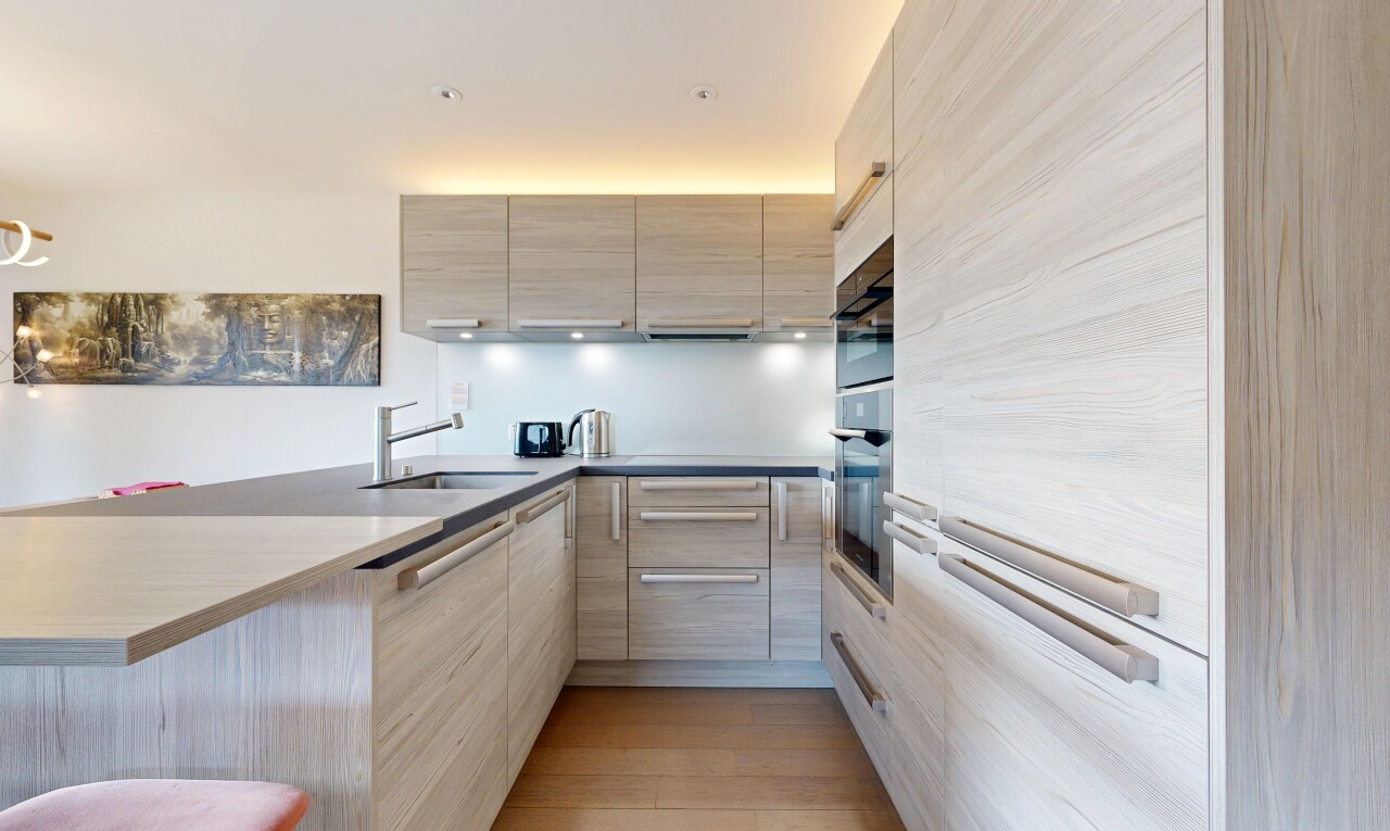 cuisine avec kitchen peninsula, péninsule de cuisine, inside property, light brown cabinets, et armoires marron clair