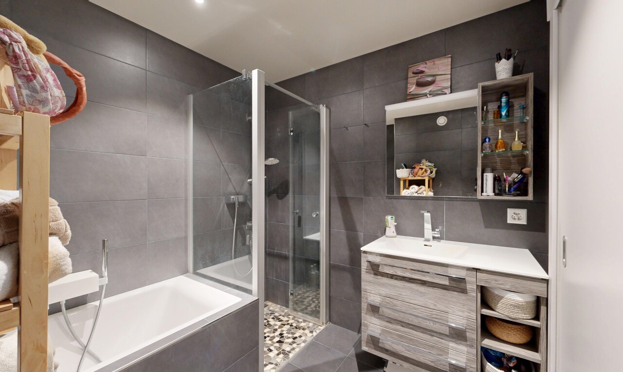 salle de bains avec tile wall, mur en carrelage, bain, douche, et salle de bain complète