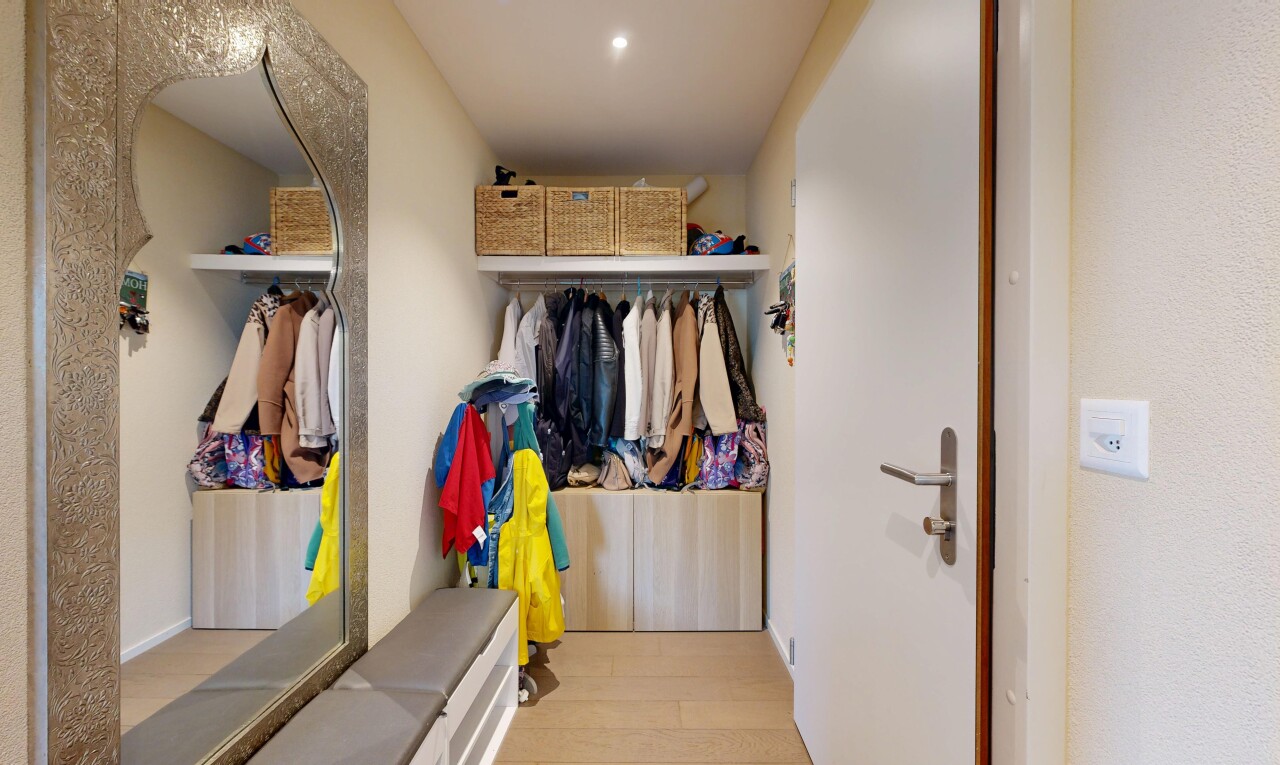 dressing avec éclairage encastré, wood finish floor, sol en finition bois, et light floor