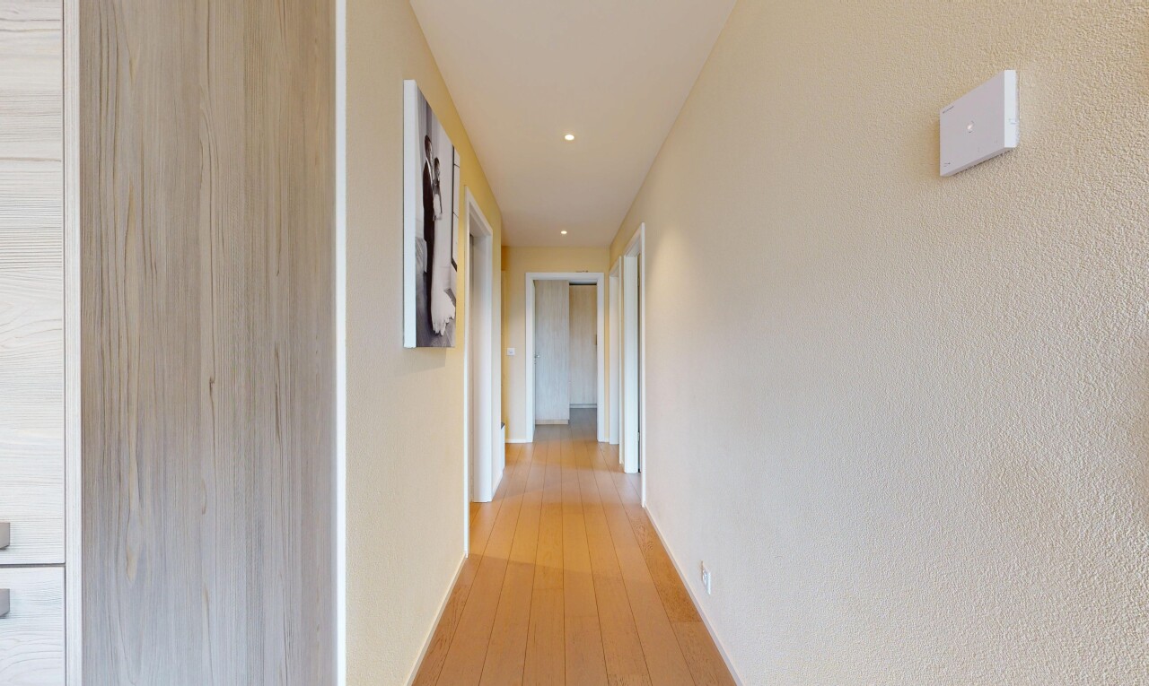 couloir avec inside property, éclairage encastré, wood finish floor, et sol en finition bois