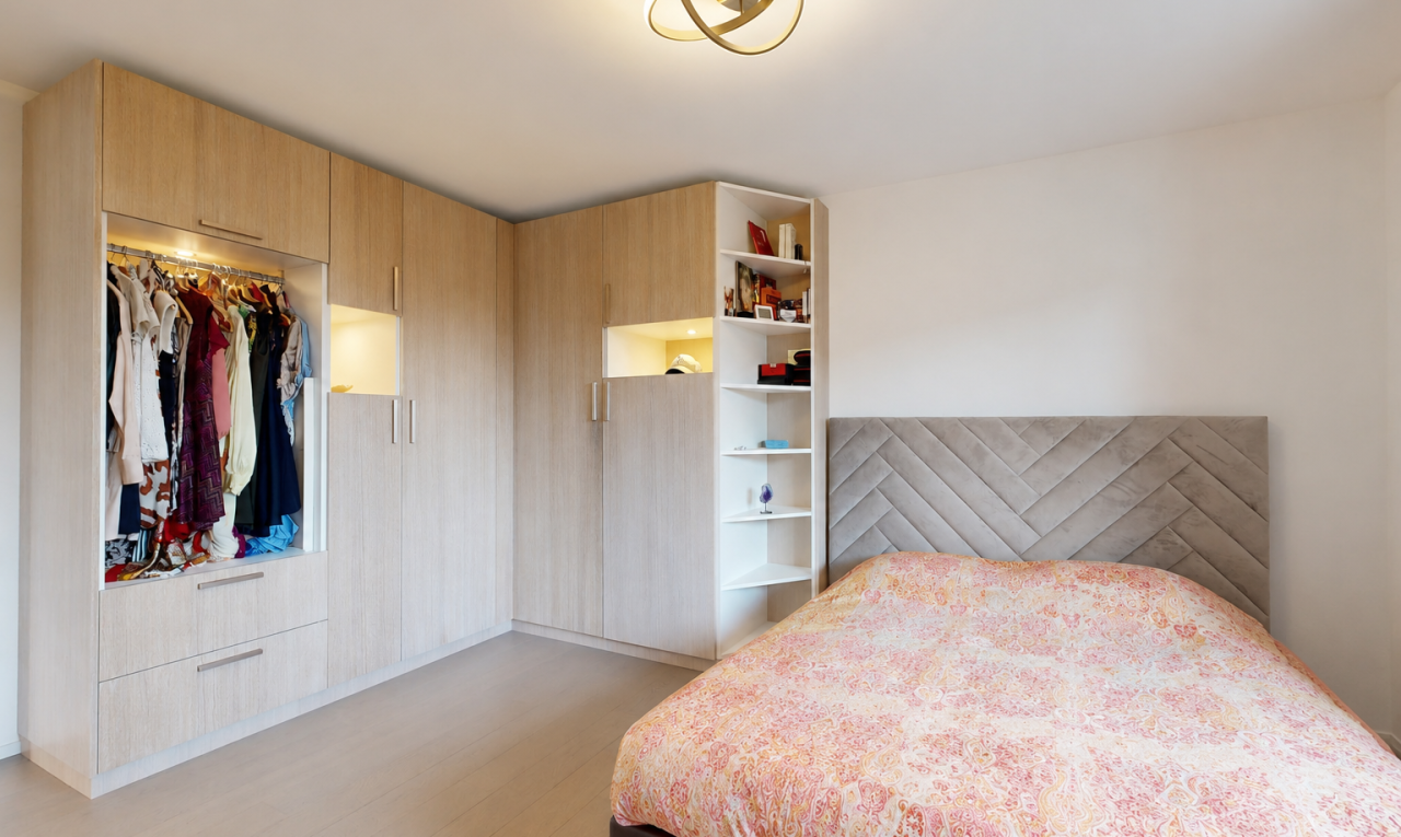 chambre avec inside property, drywall, cloison sèche, wood finish floor, et sol en finition bois