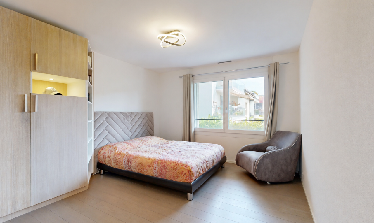 chambre avec inside property, drywall, cloison sèche, wood finish floor, et sol en finition bois