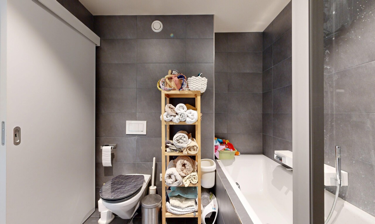 salle de bains avec tile wall, mur en carrelage, salle de bain complète, inside property, et bain