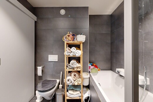 salle de bains avec tile wall, mur en carrelage, salle de bain complète, inside property, et bain
