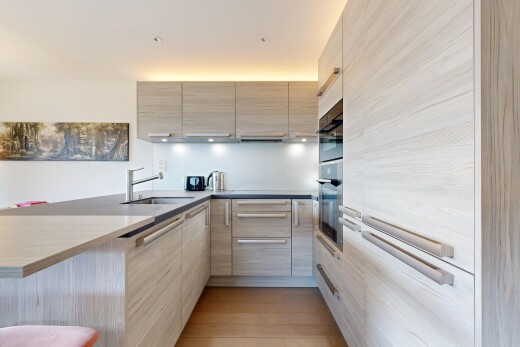 cuisine avec kitchen peninsula, péninsule de cuisine, inside property, light brown cabinets, et armoires marron clair