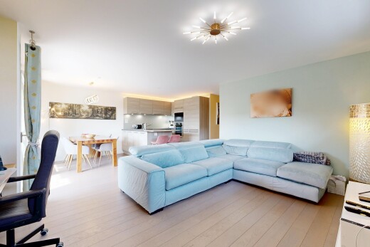 salon / salle à manger avec inside property, drywall, cloison sèche, light floor, et wood finish floor
