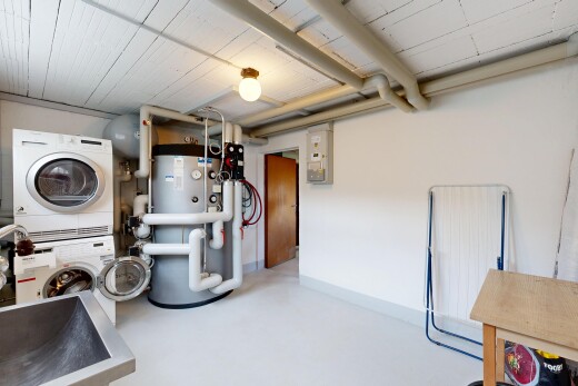 wäschekammer mit gipskartonwand, drywall, inside property, wasserkocher, und concrete floor