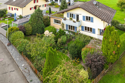 außenansicht mit zaun und property visible