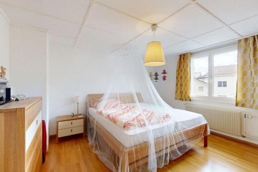 zimmer / schlafzimmer mit natürliches licht, natural light, kühler, holzfußboden, und wood finish floor