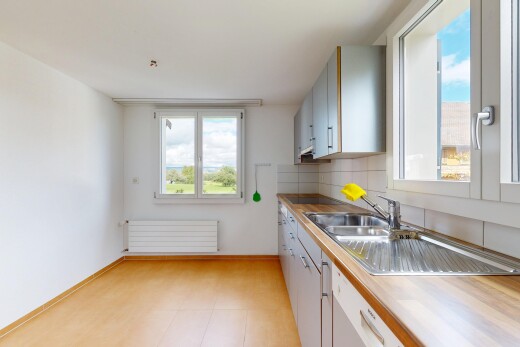 küche mit natürliches licht, natural light, inside property, arbeitsplatten, und kühler