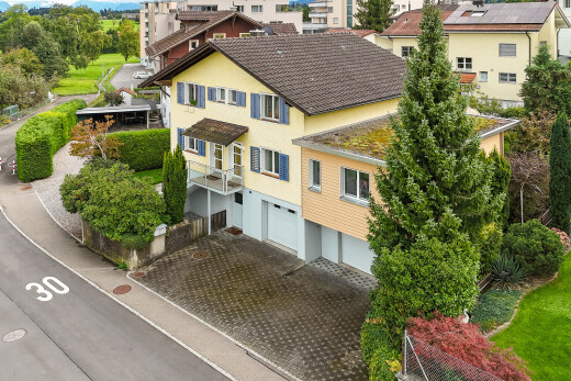 außenansicht mit stuckverkleidung, drone view, eingebaute garage, auffahrt, und balkon