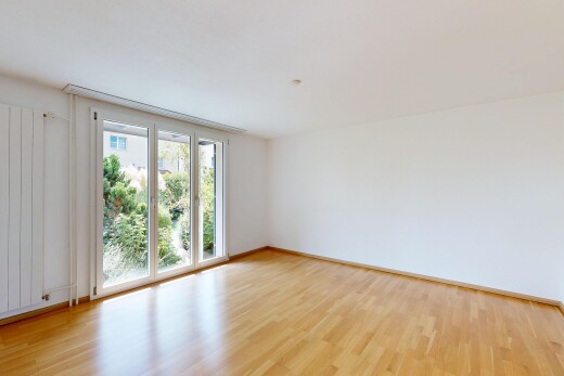 leerer raum mit wood finish floor, holzfußboden, natural light, natürliches licht, und drywall