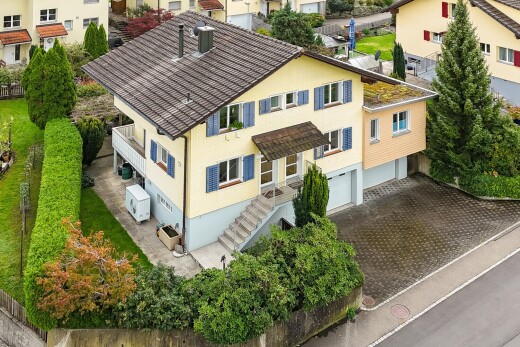 außenansicht mit drone view, treppen, stuckverkleidung, eingebaute garage, und kellergarage