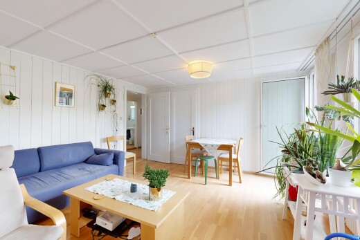 wohn- / esszimmer mit inside property, holzfußboden, wood finish floor, holzwand, und wood wall
