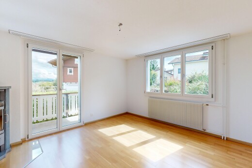 leerer raum mit holzfußboden, wood finish floor, kühler, gipskartonwand, und drywall