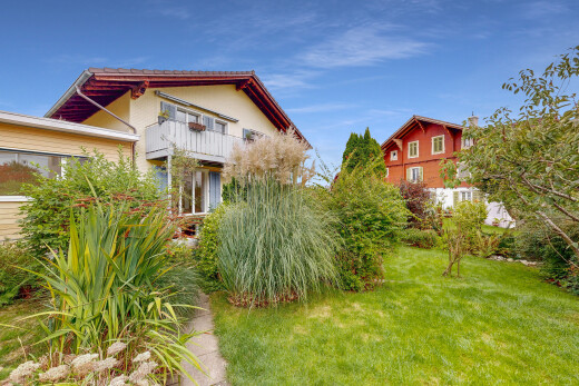 außenansicht mit property visible, day time, rasen, und balkon