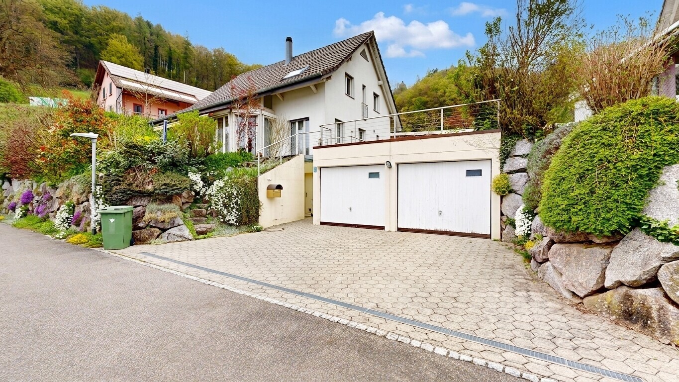 außenansicht mit garage, auffahrt, stuckverkleidung, day time, und property visible