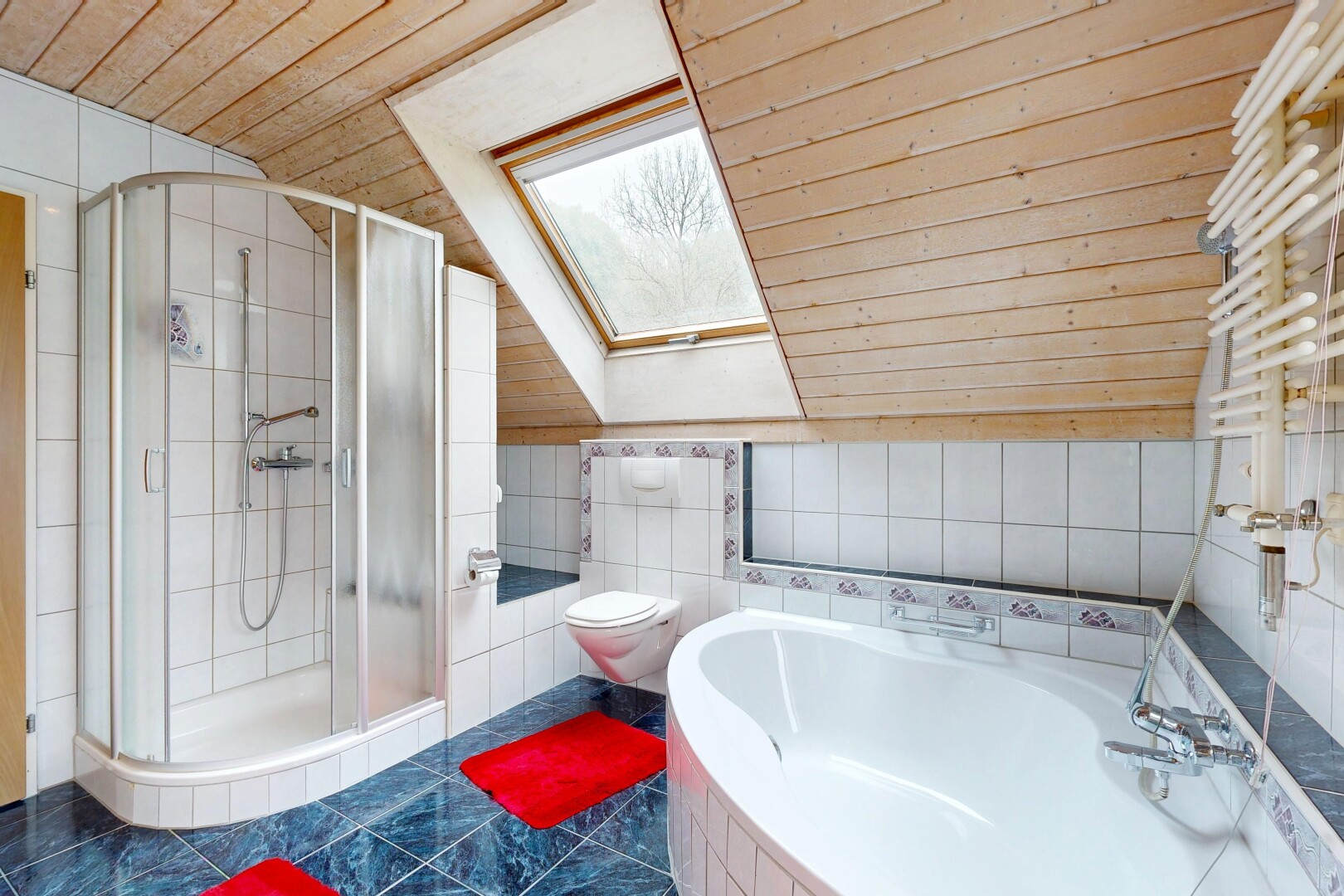 bad mit komplettes badezimmer, dusche, dachschräge, vaulted ceiling, und fliesenwand