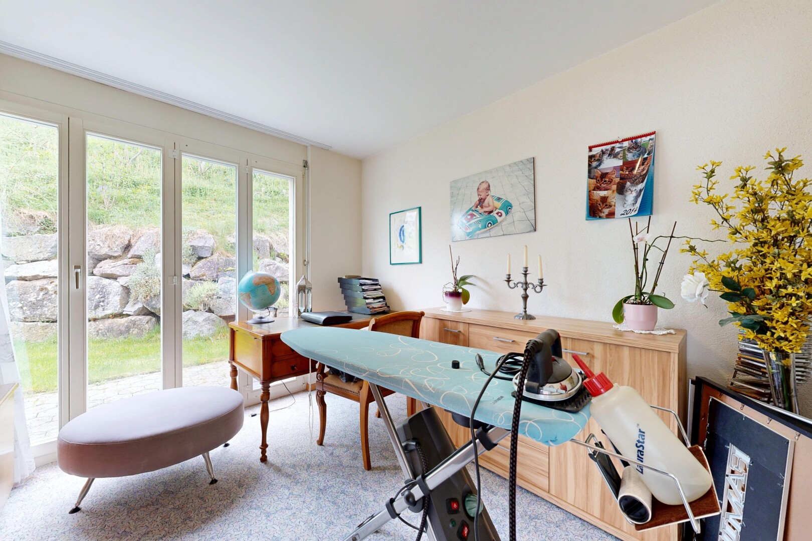 büro mit bürobereich, natürliches licht, natural light, inside property, und teppich